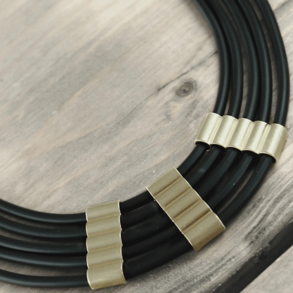 DNSK-Alaya-Rubber-Gold-Necklace-9C2307005-3